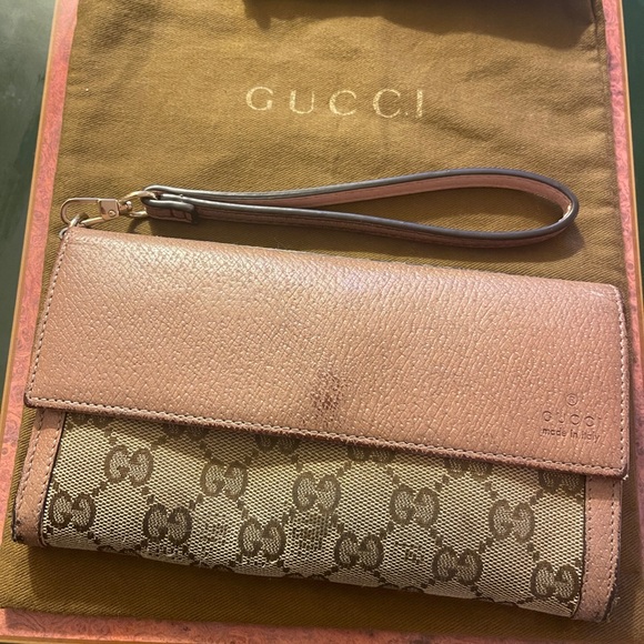 Gucci Handbags - Gucci leather canvas wristlet wallet rare pink monogram bag clutch vintage